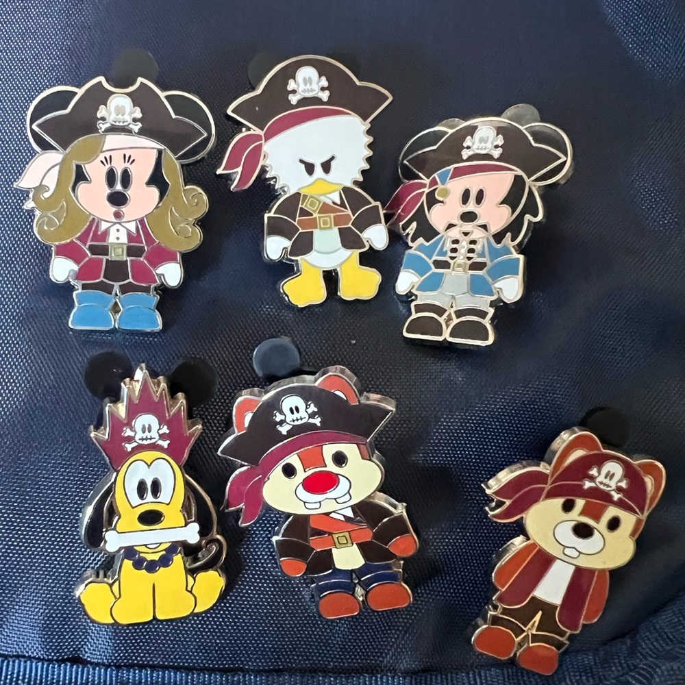 Pirates of the Caribbean Disney Pin trading Set RARE 2008